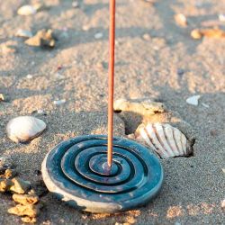 Handgeschnitzter "Feng-Shui" Räucherstäbchenhalter aus Stein - Les encens du monde