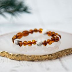 Babyarmband aus Bernstein und Naturstein, lindert und beruhigt - Bernstein COGNAC und HOWLITE - 14cm - Irréversible Bijoux