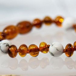 Bracelet bébé en Ambre et pierre naturelle, soulage et apaise - Ambre COGNAC et HOWLITE - 14cm - Irréversible Bijoux