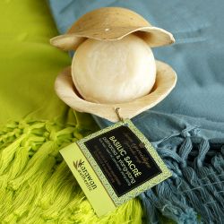 Ayurvedische Seife mit weichmachendem heiligem Basilikum in ihrem Palmblatt - 100g - Karawan
