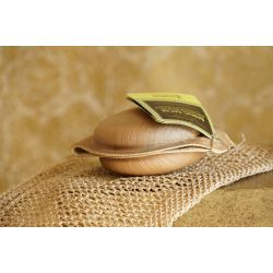 Ayurvedische Seife mit weichmachendem heiligem Basilikum in ihrem Palmblatt - 100g - Karawan