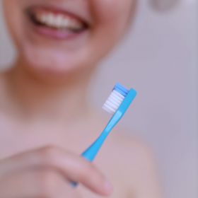 Brosse à dents rechargeable en bioplastique, fabriquée en France - Verte - Lamazuna