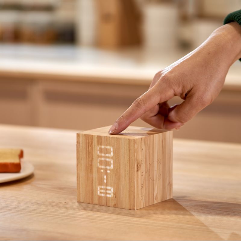 Öko-Uhr Cube Plus aus Bamboo, 4 Funktionen - Gingko Design