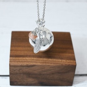 Schwangerschaftsbola SHANA versilbert glatt, mit indischer Feder & Mondstein - ⌀ 2,2 cm & Kette 114cm - Irréversible Bijoux