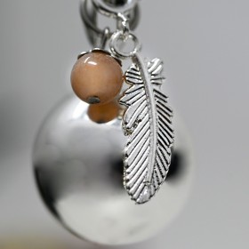 Schwangerschaftsbola SHANA versilbert glatt, mit indischer Feder & Mondstein - ⌀ 2,2 cm & Kette 114cm - Irréversible Bijoux