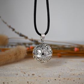 Schwangerschaftsbola JENNIFER, versilbert, mit Aztekenmotiv - ⌀ 2,2cm & Kette 114cm - Irréversible Bijoux