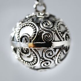 Bola de grossesse JENNIFER, plaqué argent, avec motif Aztèque - ⌀ 2,2cm & chaine 114cm - Irréversible Bijoux