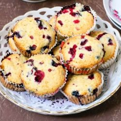 Getrocknete schwarze Bio-Johannisbeeren, die köstlich säuerliche kleine Beere - 180g - Optimys